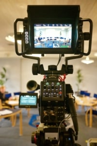 Det kan eks. være dette professionelle kamera vi har med ud til videooptagelse af foredrag - derfor kan vi give jer en professionel optagelse med rigtig flotte billede og god, forståelig lyd!