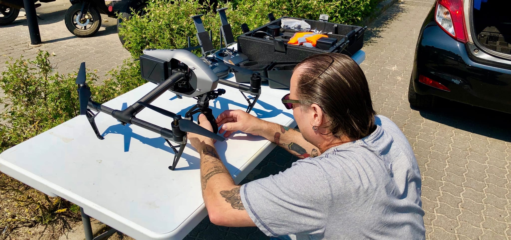 Vi har kombineret vores erfaringer med live videoproduktion og droneflyvning til et nyt produkt, der åbner op for at du kan få Tour De France-helikoptor lignende optagelser med drone fra din event live!